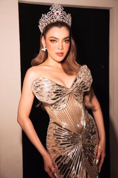 Phùng Trương Trân Đài đăng quang Miss International Queen Vietnam 2020 - Hoa hậu Chuyển giới Việt Nam 2020. Thời điểm tham gia cuộc thi, cô cao 1m71, có số đo ba vòng 90-61-91cm. Ảnh: FB Trân Đài.