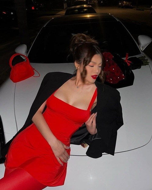 Năm 2021, Trân Đài tiết lộ, bạn trai là người Mỹ. "Chúng tôi quen nhau được hai năm nhưng tôi luôn giấu giới tính của mình. Cách đây 6 tháng, tôi nói cho anh ấy biết sự thật và lúc đó người yêu ôm tôi khóc. Tôi thầm cảm ơn anh ấy vì đã chấp nhận tôi. Bạn trai nói đã nghi ngờ giới tính của tôi khi cả hai quen nhau nhưng tình cảm của anh dành cho tôi quá lớn nên anh không hỏi. Từ khi biết tôi là người chuyển giới, anh ấy càng thương tôi hơn", nàng hậu chia sẻ trên VOV. Ảnh: FB Trân Đài.