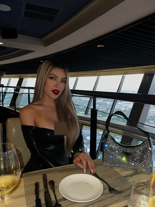 Chân dài sinh năm 1992 vẫn theo đuổi phong cách gợi cảm, táo bạo. Ảnh: FB Trân Đài.