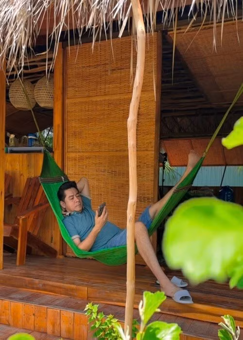 Tài tử thập niên 90 thường xuyên quay các clip ở nhà vườn. Nhiều khán giả gọi vui nhà vườn của Huỳnh Anh Tuấn là chòi lá triệu view. Ảnh: FB Huỳnh Anh Tuấn.