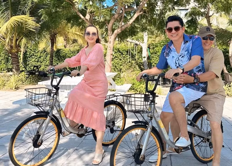 Nam diễn viên khoe hình ảnh bên Khánh Huyền và Tùng Yuki. Ảnh: FB Huỳnh Anh Tuấn.