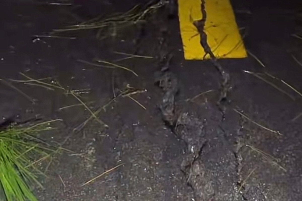 Xuất hiện vết nứt dài khoảng 10m trên quốc lộ 20.