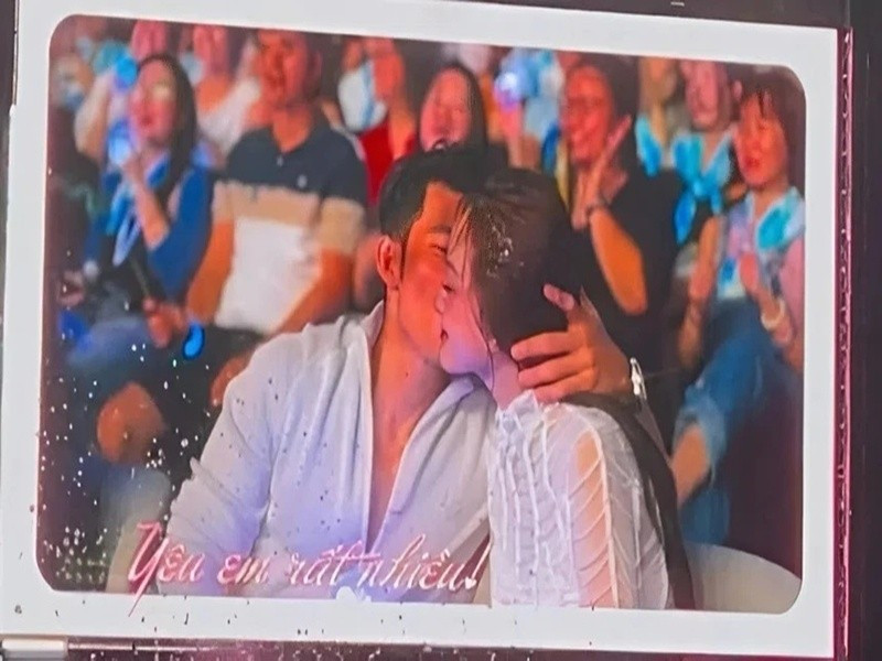 Ngày 22/11/2025, Liên Bỉnh Phát gây chú ý khi hôn Ngọc Kayla khi kiss cam lia tới trong concert SKYNote 2025 của Quốc Thiên. Chia sẻ trên Gia Đình Xã Hội, Liên Bỉnh Phát cho biết đó là một sự tình cờ và không muốn mọi người chú ý quá nhiều vào câu chuyện tình cảm. Ảnh: Znews.
