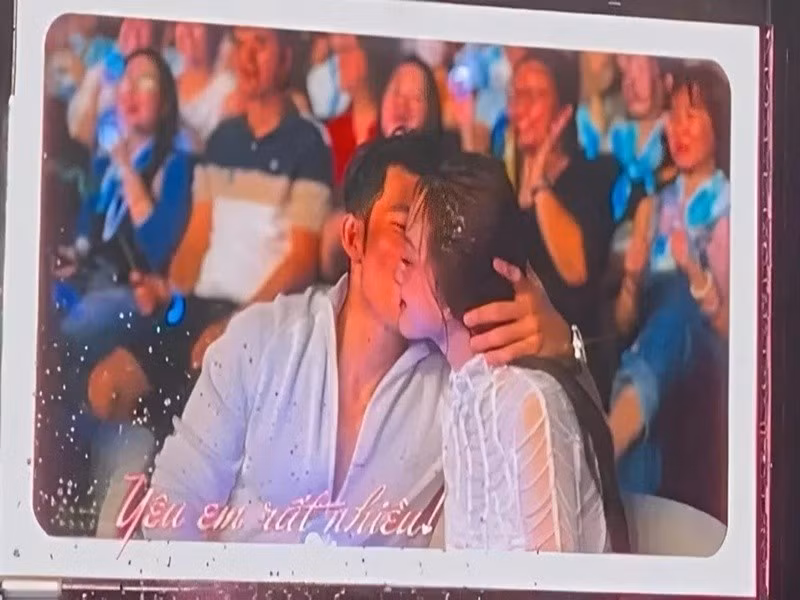 Ngày 22/11/2025, Liên Bỉnh Phát gây chú ý khi hôn Ngọc Kayla khi kiss cam lia tới trong concert SKYNote 2025 của Quốc Thiên. Chia sẻ trên Gia Đình Xã Hội, Liên Bỉnh Phát cho biết đó là một sự tình cờ và không muốn mọi người chú ý quá nhiều vào câu chuyện tình cảm. Ảnh: Znews.