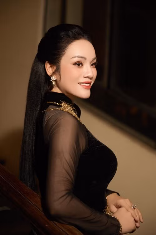 Cô nhận học vị thạc sĩ năm 2019, được bổ nhiệm là Phó trưởng khoa Thanh Nhạc của Học viện Âm nhạc Quốc gia Việt Nam từ năm 2017. Tháng 5/2024, nữ ca sĩ nhận quyết định giữ chức Trưởng khoa Thanh nhạc Học viện Âm nhạc Quốc gia Việt Nam. Ảnh: FB Tân Nhàn.