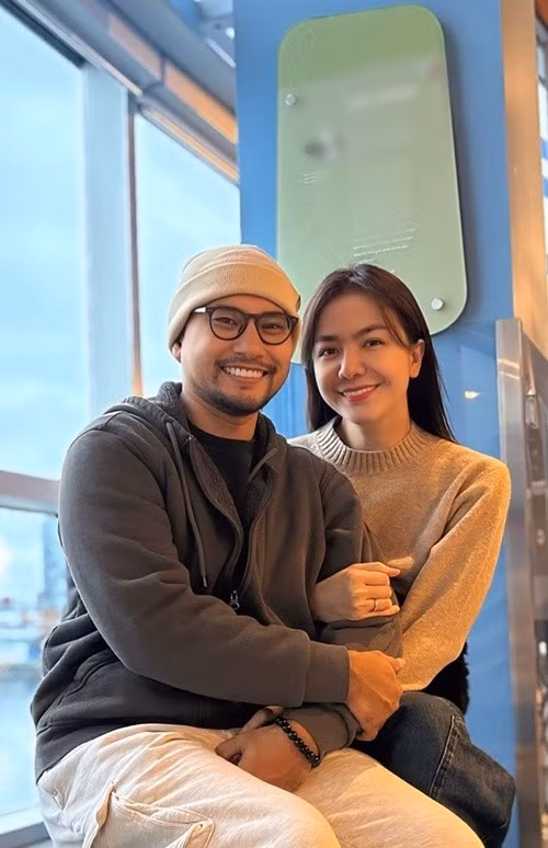 Hơn 10 năm qua, Huỳnh Đông dành nhiều thời gian cho gia đình, chủ động san sẻ việc chăm sóc con cái, trở thành chỗ dựa vững chắc cho vợ. Phía Ái Châu luôn đồng hành cùng chồng trong những cột mốc quan trọng của cuộc sống, từ công việc, nuôi dạy con đến các quyết định lớn của gia đình.