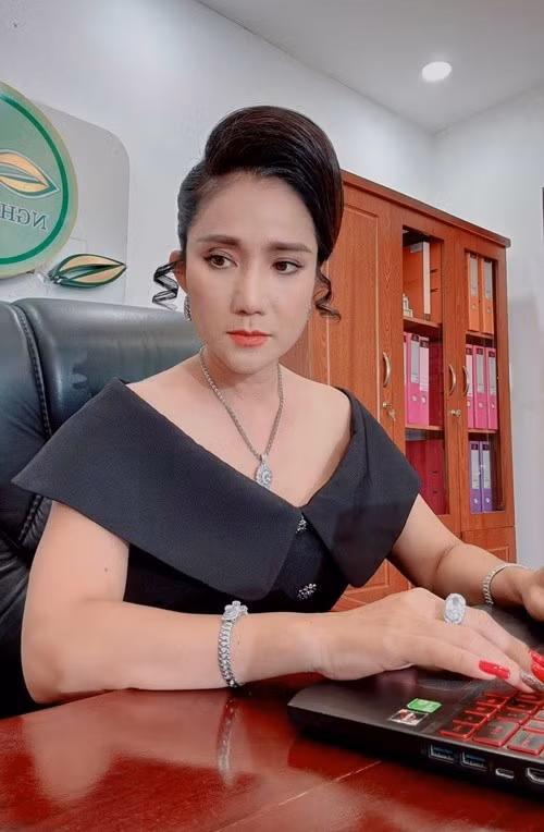 Theo Znews, tháng 4/2025, MC Cát Tường cho biết, trong quá trình hoạt động phát sinh nhiều vấn đề không thể giải quyết, nên buộc phải đóng cửa sân khấu mang tên cô.