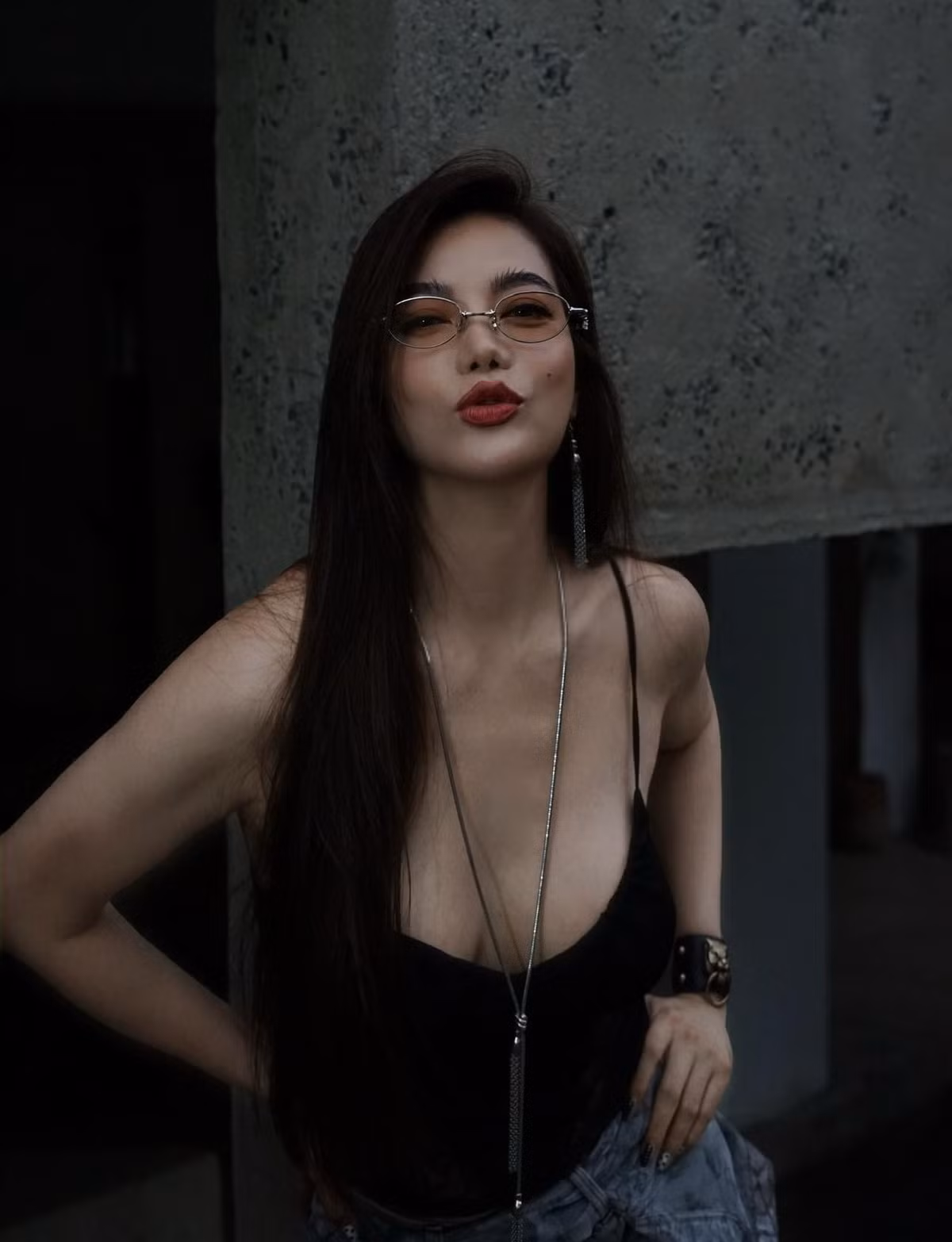 Trương Ngọc Ánh chuộng phong cách gợi cảm. Mới đây, cô diện áo xẻ ngực sâu khoe vòng một căng đầy.