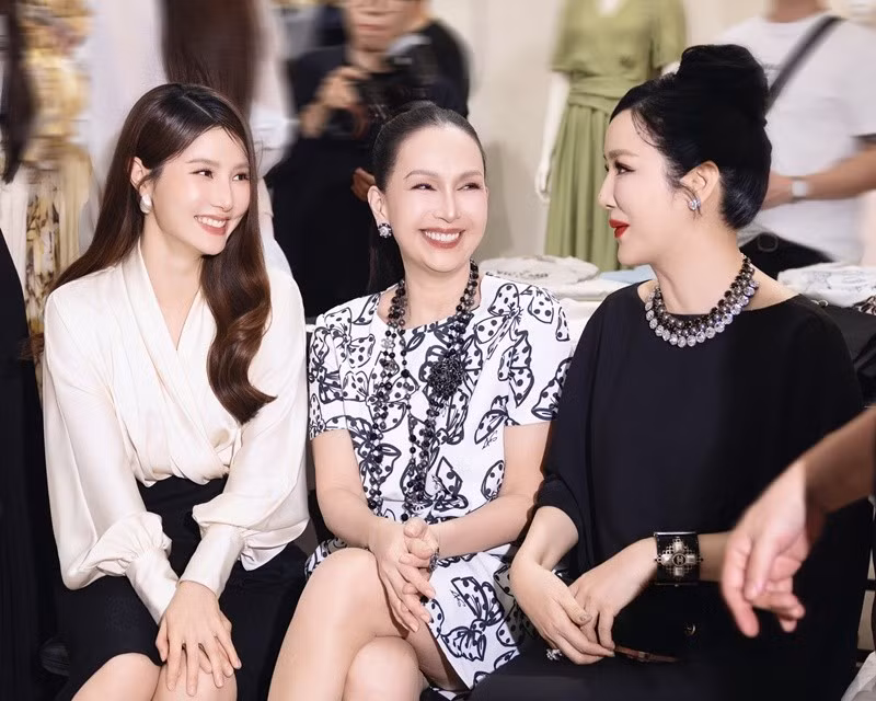 Diễm My 9x bén duyên với điện ảnh từ năm 5 tuổi và chính thức theo đuổi con đường diễn xuất chuyên nghiệp sau khi bước vào giảng đường đại học. Nữ diễn viên sinh năm 1990 ghi dấu ấn với khán giả qua nhiều bộ phim như Mùa hè sôi động, Gái già lắm chiêu, 1990, Tình yêu và thù hận, Giấc mơ của mẹ. Từ khi kết hôn, Diễm My 9x tập trung kinh doanh. Thi thoảng, người đẹp tham gia sự kiện.