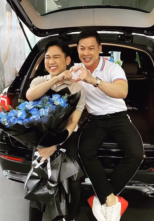 Thanh Tú ít tặng quà Don Nguyễn bởi không thuộc mẫu người lãng mạn. Tuy nhiên, năm 2020, kỷ niệm 10 năm bên nhau, Thanh Tú tặng Don Nguyễn chiếc xe hơi gần 2 tỷ đồng. Ảnh: FB Don Nguyễn.