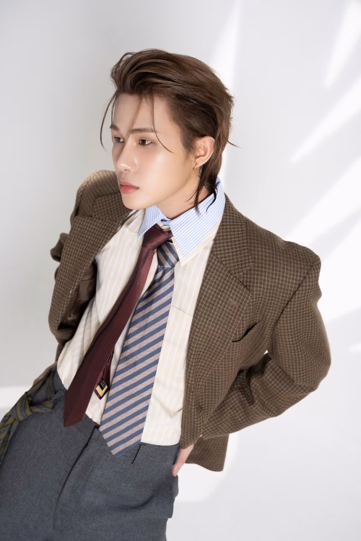 Năm 2025, theo thông tin từ VOV, Sở Văn hóa và Thể thao Hà Nội xử phạt hành chính Jack 55 triệu đồng và đình chỉ hoạt động biểu diễn trong 9 tháng vì hát bài có ca từ trái với thuần phong mỹ tục trong chương trình “Tuổi thơ dưới ánh trăng (Moonlit Childhood)” tổ chức tại Hà Nội hồi tháng 10/2025.