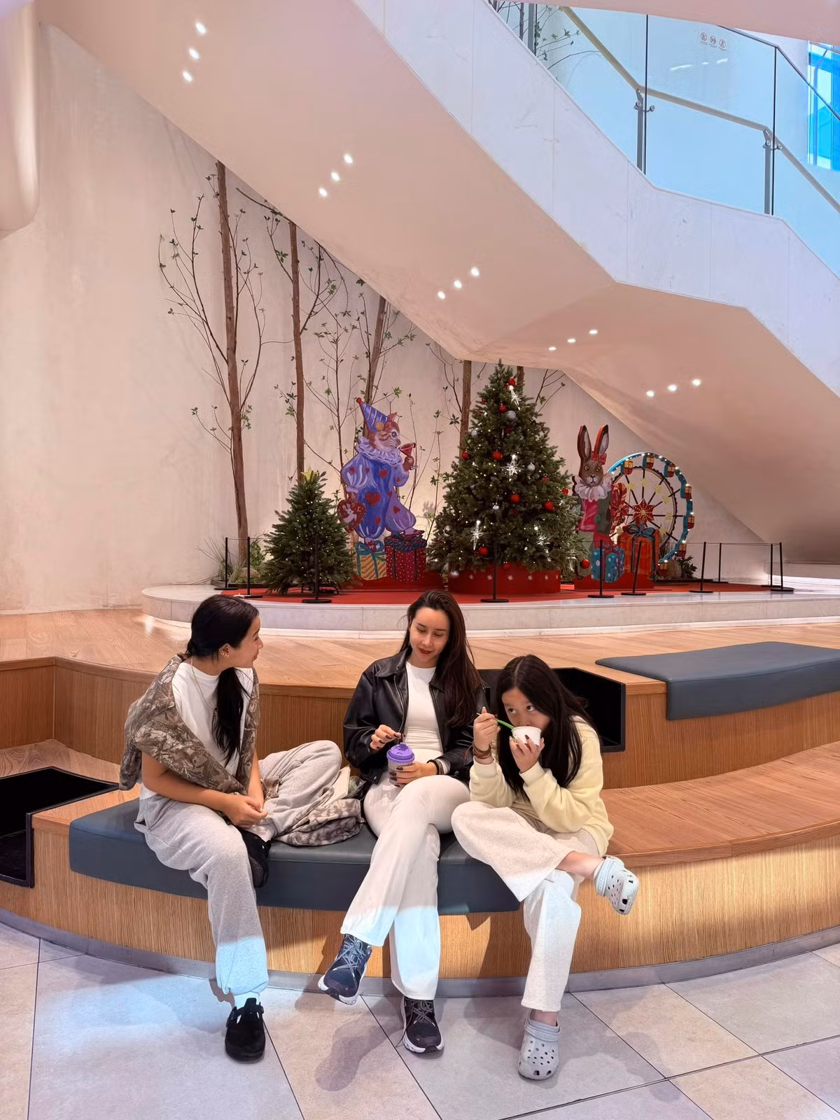 Lưu Hương Giang dành nhiều thời gian cho hai con gái.