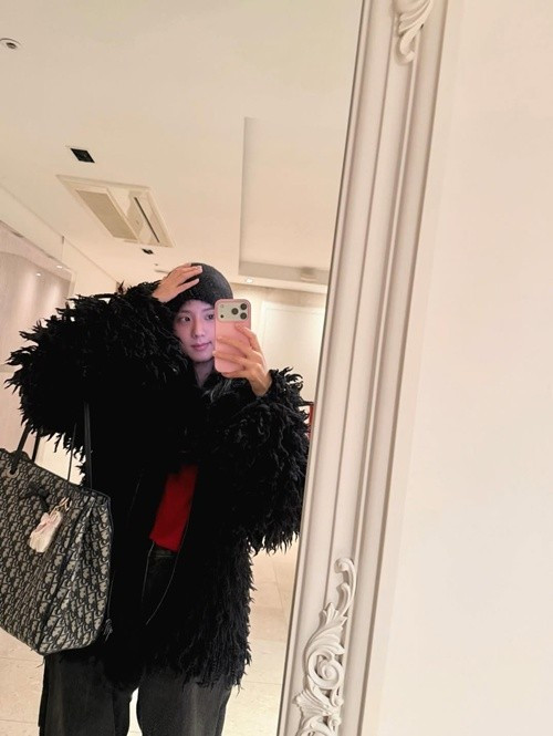 Ca sĩ Jisoo (BLACKPINK) khoe loạt ảnh tươi tắn đón giao thừa. Ảnh: Instagram Jisoo.