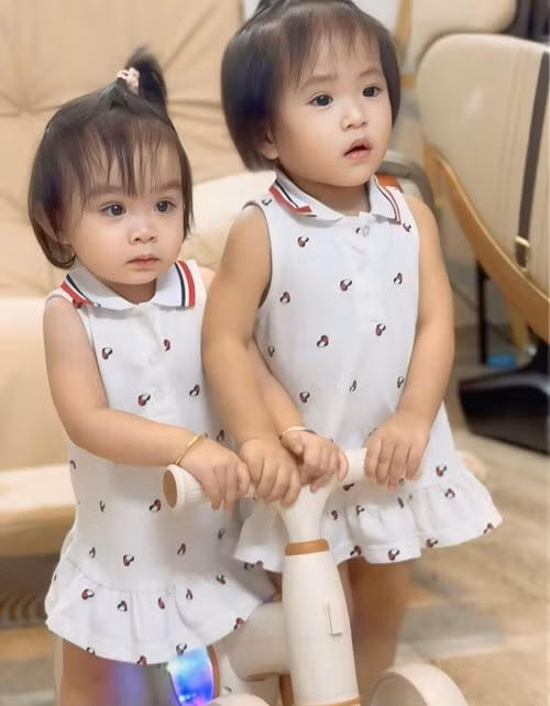 Lita và Kỳ Kỳ diện không ít bộ đồ đôi. Ảnh: FB Kha Ly.