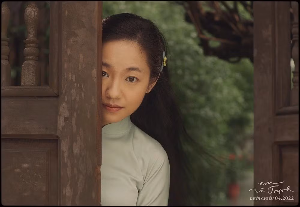 Năm 2022, Hoàng Hà bắt đầu gây chú ý khi đóng vai Dao Ánh trong phim điện ảnh Em và Trịnh. Để nhận vai, cô vượt hơn 400 gương mặt nữ mới. Hoàng Hà đã từ chối một số dự án phim để gìn giữ sự trong trẻo và hồn nhiên cho vai Dao Ánh. Ảnh: VOV.