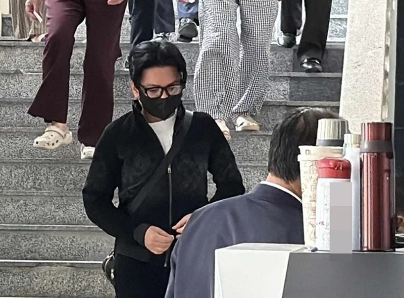 Theo Znews, sáng ngày 28/10, TAND TP Hà Nội mở phiên tòa xét xử sơ thẩm 141 bị cáo trong vụ án đánh bạc xảy ra tại câu lạc bộ King Club (tầng 1 khách sạn Pullman Hà Nội). Trong đó, bị cáo Vũ Ngọc Hà (sinh năm 1971, trú tại phố Hoàng Hoa Thám, phường 7, TP HCM) là ca sĩ, nghệ danh Vũ Hà, trình độ học vấn 12/12. Ảnh: Sài Gòn Giải Phóng.