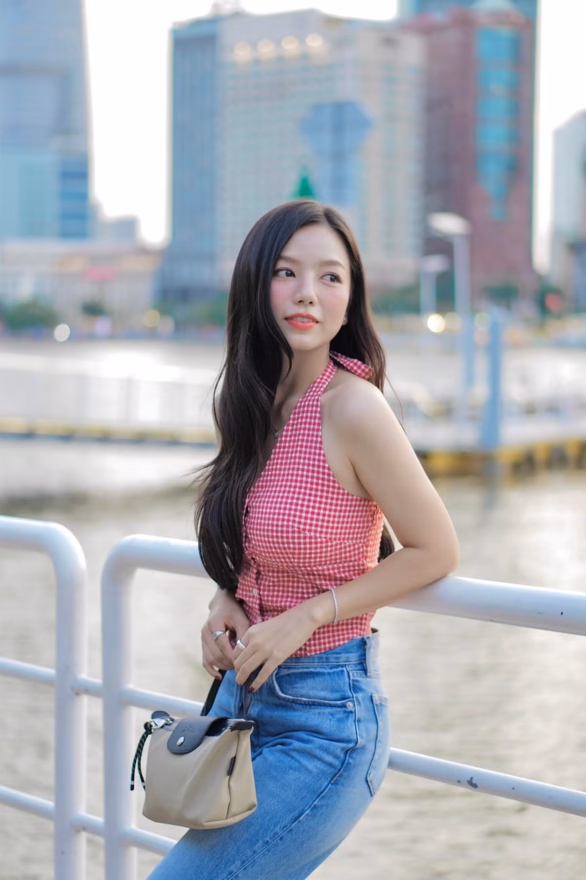 Nữ diễn viên sinh năm 1995 đặt ra tiêu chí bạn trai sẽ là người tinh tế, tử tế, đẹp trai và có điều kiện kinh tế. Ảnh: FB Lê Hạ Anh.