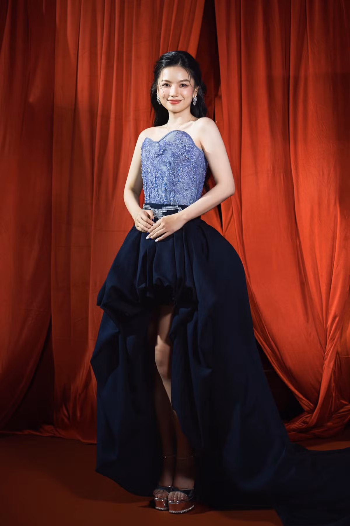 Tuy nhiên, Hạ Anh cho rằng khi gặp người đúng gu, việc thiếu vài tiêu chí không phải là vấn đề quan trọng. Ảnh: FB Lê Hạ Anh.