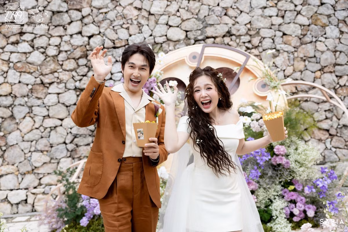 Đám cưới của Đình Tú và Ngọc Huyền diễn ra vào đầu tháng 11/2025. Ngọc Huyền chia sẻ sau ngày trọng đại diễn ra: "Chưa từng có thước phim nào trong đời đẹp hơn thế. Đám cưới đã khép lại, nhưng cảm xúc thì vẫn còn nguyên vẹn trong lòng chúng mình". Ảnh: FB Đình Tú.