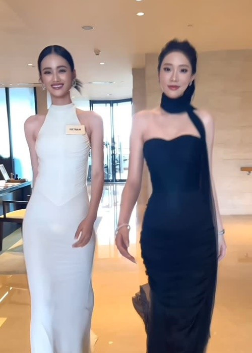Ý Nhi luôn tràn đầy năng lượng trong các hoạt động, thường xuyên giao lưu với nhiều thí sinh.
