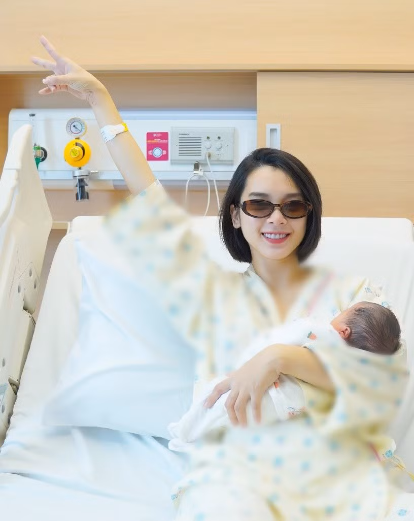 "Mẹ lúc nào cũng muốn ôm em, nhìn em, em đi tắm xíu là nhớ điên lên", Quỳnh Lương trải lòng. Ảnh: FB Quỳnh Lương.