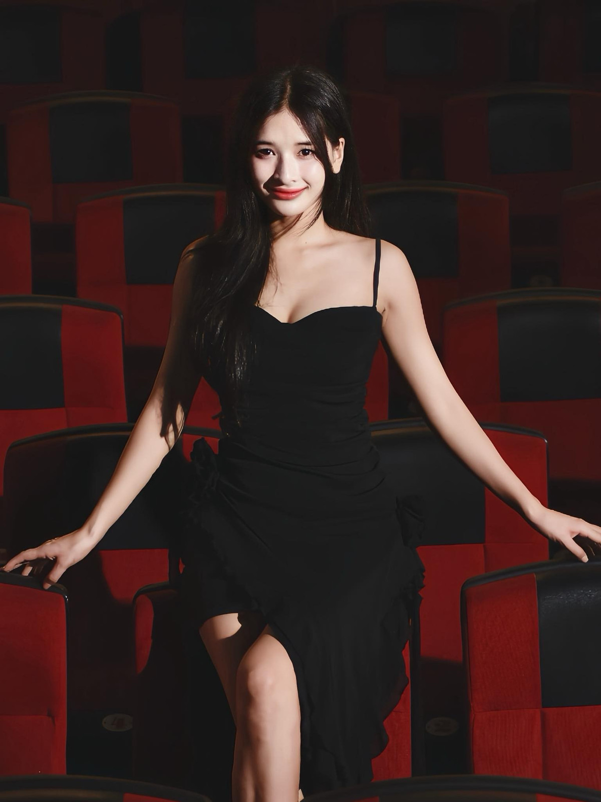 Bên cạnh truyền hình, Yến My cộng tác tại Nhà hát Tuổi trẻ từ khi còn là sinh viên năm thứ hai. Cô ghi dấu ấn qua nhiều vai diễn sân khấu như Xeo (Tiếng giày đêm), Cẩm Phô (Trại hoa vàng), Ngọc Huyền (Tái sinh), Maria (Quan Thanh tra). Ảnh: FB Yến My.