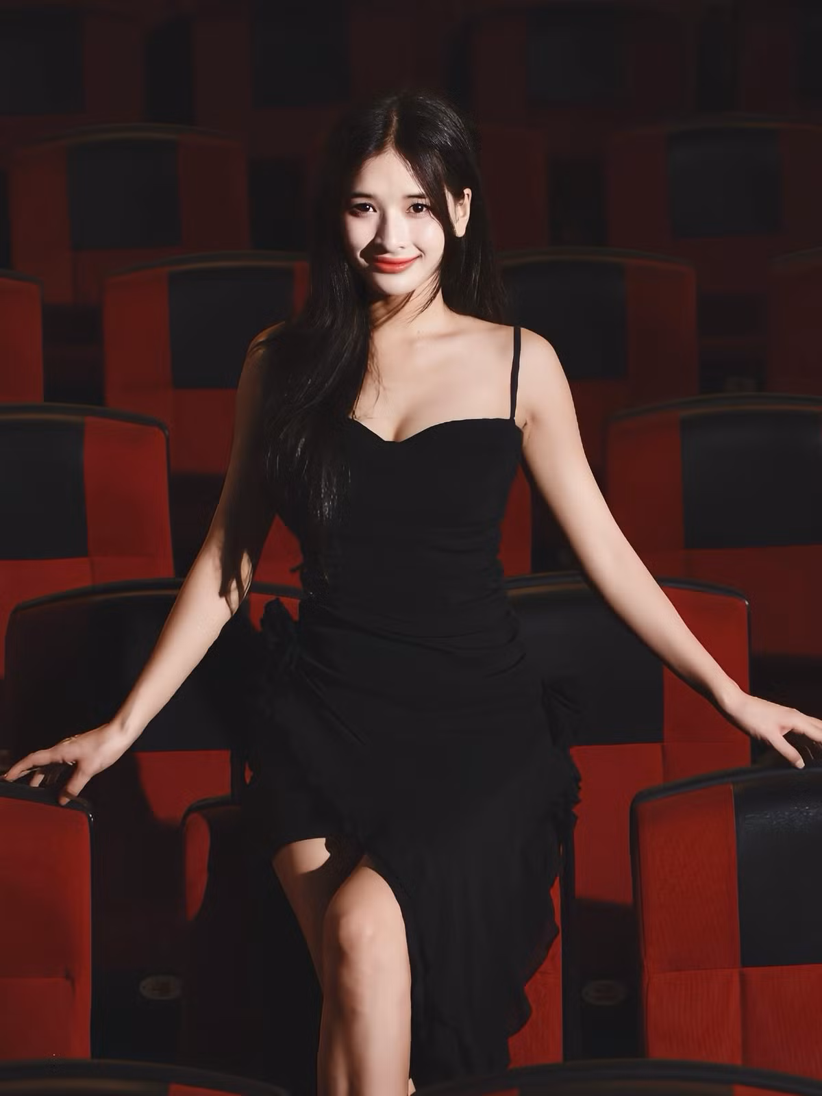 Bên cạnh truyền hình, Yến My cộng tác tại Nhà hát Tuổi trẻ từ khi còn là sinh viên năm thứ hai. Cô ghi dấu ấn qua nhiều vai diễn sân khấu như Xeo (Tiếng giày đêm), Cẩm Phô (Trại hoa vàng), Ngọc Huyền (Tái sinh), Maria (Quan Thanh tra). Ảnh: FB Yến My.