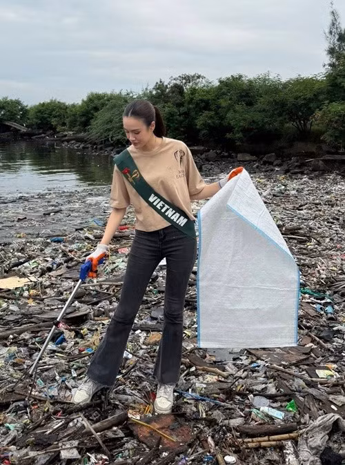 Mỹ Anh diện trang phục đơn giản, năng động khi tham gia hoạt động thu dọn rác. Ảnh: FB Trịnh Mỹ Anh.