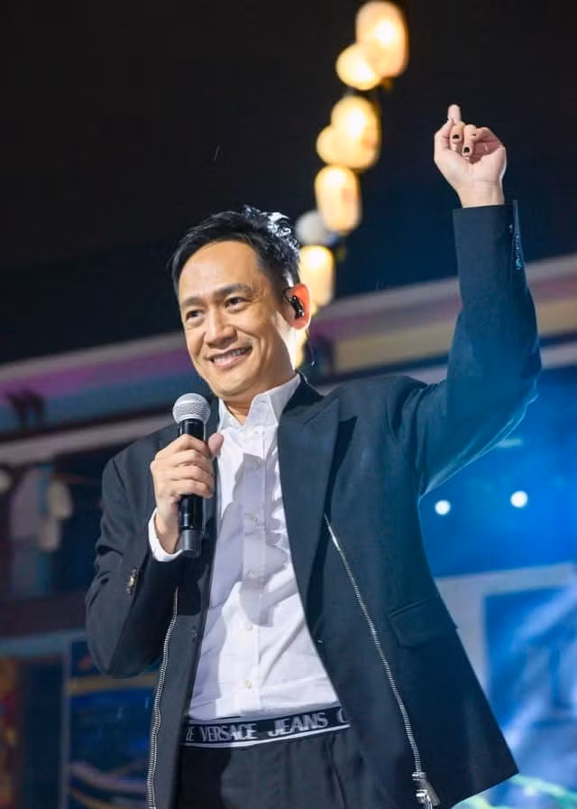 “Tôi có hỏi về về giấy phép. Người bán sản phẩm có cho xem giấy phép lưu hành sản phẩm này. Trong kịch bản họ ghi sản phẩm là thuốc chữa bệnh. Tôi không đồng ý, nói đó là thuốc. Vì thuốc thì phải có giấy phép của Bộ Y tế cấp. Còn đây là thực phẩm chức năng hỗ trợ, thì chỉ nói về thực phẩm chức năng hỗ trợ thôi. Và tôi làm theo quảng cáo kịch bản của họ”, Duy Mạnh chia sẻ. Ảnh: FB Duy Mạnh.