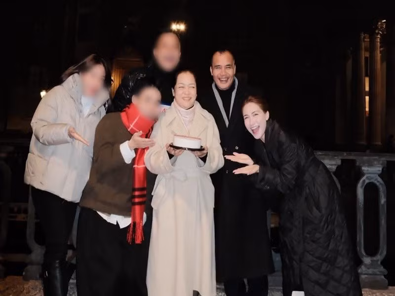 Gần đây, Hòa Minzy cùng bố mẹ sang Nga. Trong chuyến đi, mẹ của nữ ca sĩ đón tuổi 60. Hòa Minzy viết: "Con yêu bố mẹ, chúc mừng mẹ của con sinh nhật tuổi 60. 1 sinh nhật thật đặc biệt trên đất nước Nga xinh đẹp".