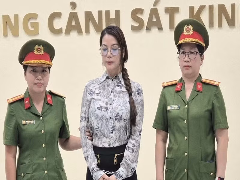 Ngày 31/10, Trương Ngọc Ánh bị Công an TP HCM khởi tố, bắt tạm giam điều tra về hành vi “Lạm dụng tín nhiệm chiếm đoạt tài sản”. Trước đó, Công ty Cổ phần Bất động sản Đất Rồng (25 Đào Duy Anh, phường Đức Nhuận, TP HCM) có đơn tố cáo Trương Ngọc Ánh - người từng giữ chức vụ Chủ tịch Hội đồng quản trị kiêm Giám đốc Công ty có dấu hiệu chiếm đoạt tài sản của doanh nghiệp. Ảnh: Tiền Phong.