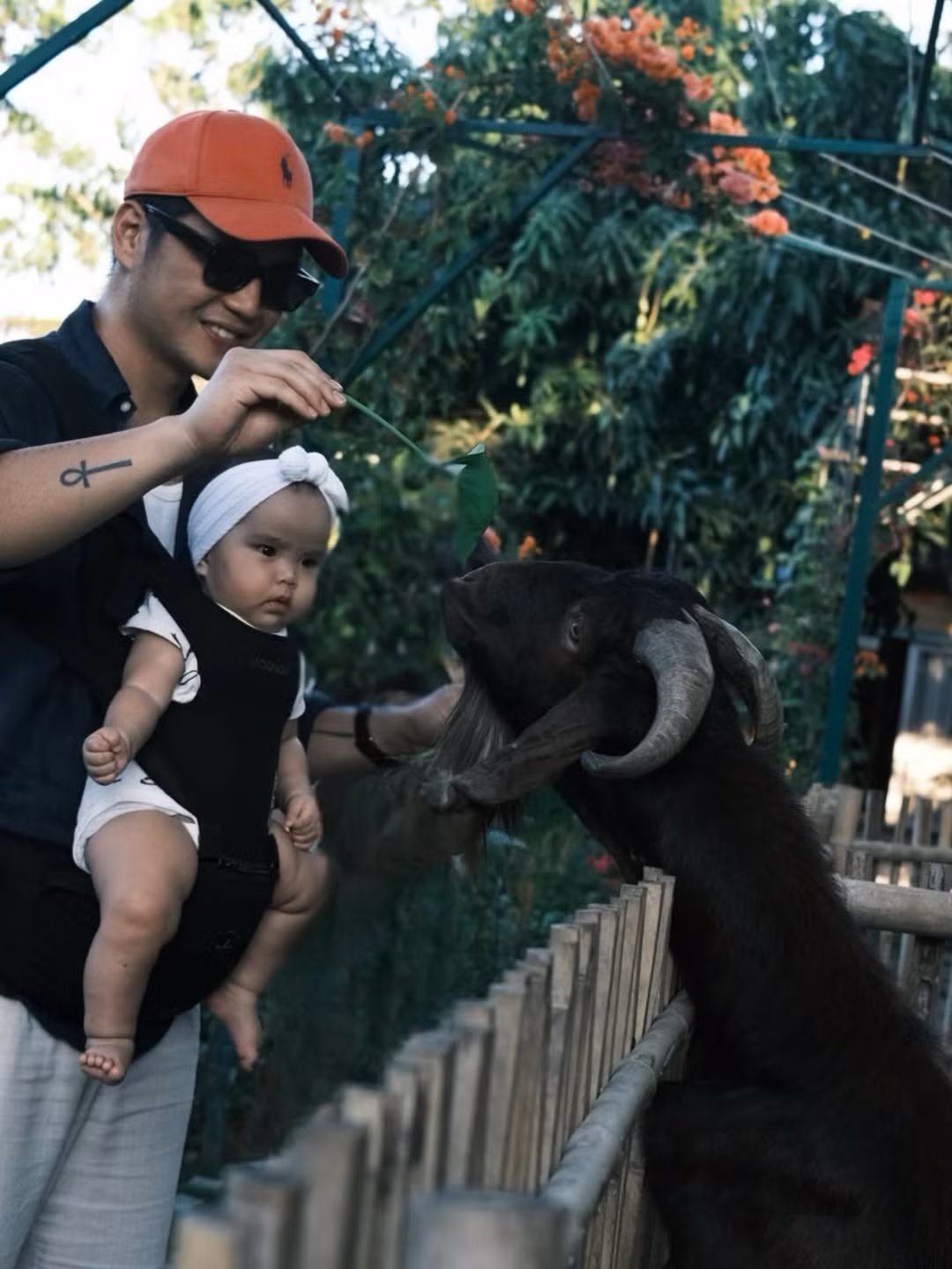 Con gái Huy Trần - Ngô Thanh Vân ngày càng đáng yêu. Nữ diễn viên tiết lộ chồng thường chuẩn bị nhiều món ăn đa dạng cho bé Gạo với mong muốn con sớm làm quen đủ hương vị. Ảnh: FB Huy Trần.
