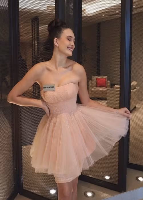 Màu hồng được xem là màu phong thủy ở cuộc thi Miss World khi đa số các người đẹp lên ngôi với đầm dạ hội tông màu này.