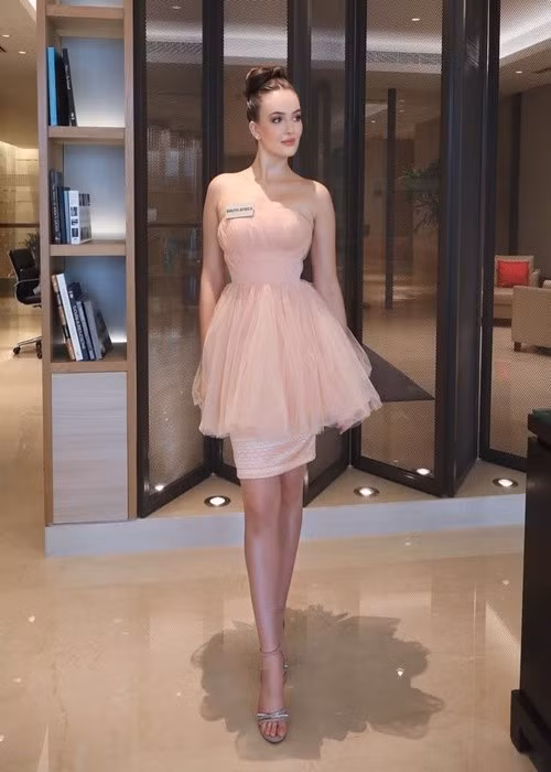 Zoalise biết sở thích màu hồng, xanh của bà Julia Morley - chủ tịch cuộc thi Miss World 2025. Bởi vậy, mỹ nhân Nam Phi liên tục diện trang phục tông hồng.