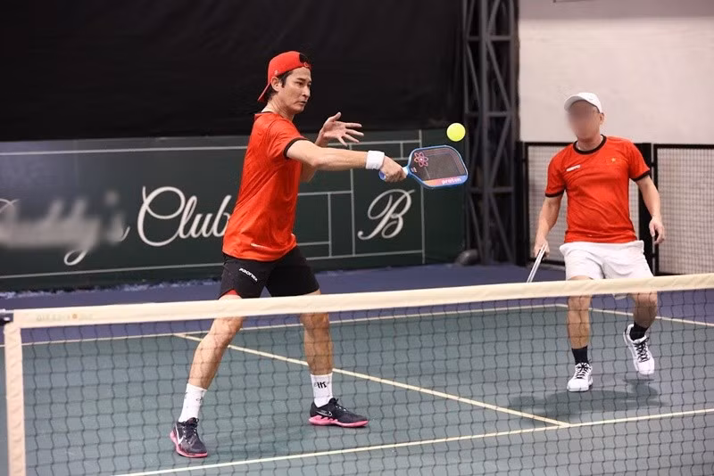 Trong cuộc phỏng vấn với Phụ nữ TP HCM, nam diễn viên cho hay: "Trước đây, trung bình mỗi tuần, tôi sẽ đá banh 1 lần. Nhưng từ khi biết đến pickleball cách đây 2 tháng, mỗi tuần tôi dành 6 ngày để chơi môn này và vẫn giữ lịch đá banh như cũ. Mỗi buổi chơi pickleball của tôi kéo dài từ 4 đến 6 tiếng". Ảnh: FB Huy Khánh.