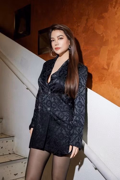 Cụ thể, vào tháng 7/2017, theo Tiền Phong, mẹ nữ sinh trong vụ tạt a-xít chia sẻ, gia đình bà chỉ nhận được bảng trao 300 triệu đồng chứ không nhận được số tiền 300 triệu đồng mà Trương Ngọc Ánh đã hứa. Ảnh: FB Trương Ngọc Ánh.