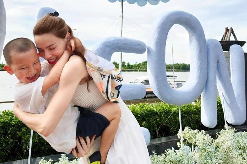 View - Hai nhóc tỳ nhà Hà Hồ mừng tuổi mới, ủng hộ 100 triệu cho bà con miền Trung | Báo Tri thức và Cuộc sống - TIN TỨC PHỔ BIẾN KIẾN THỨC 24H