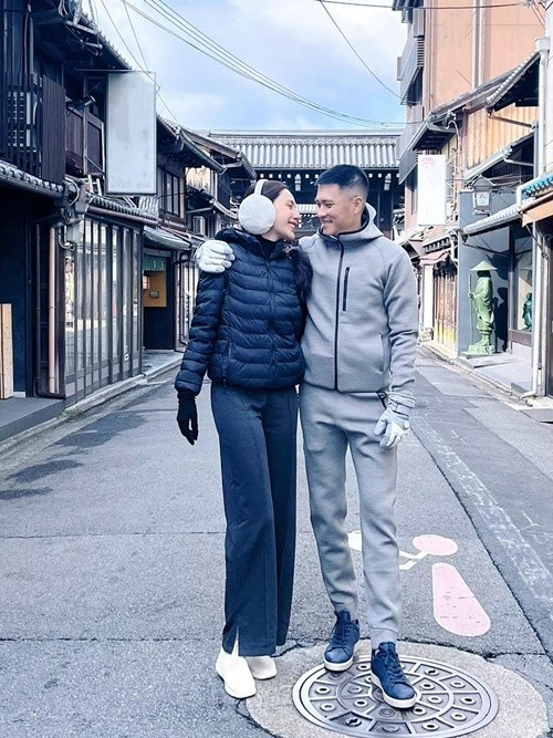 Công Vinh và Thủy Tiên thường xuyên đi du lịch trong và ngoài nước. "Valentine thứ 16 cùng công chúa tuyết của tôi", Công Vinh chia sẻ khi đăng ảnh bên vợ vào tháng 2/2024. Ảnh: FB Công Vinh.