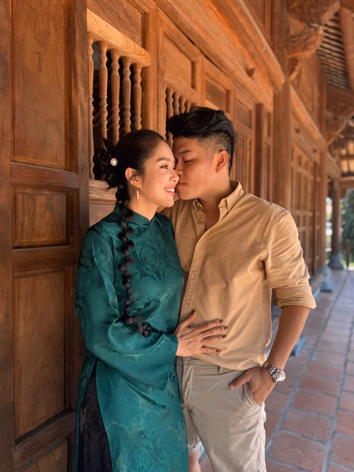 Cô từng hài hước chia sẻ về cuộc sống hôn nhân: "Mọi người hay nói lấy chồng là phải chiều chồng, giữ chồng, nhưng nhà tôi thì ngược lại. Dạo này ảnh cứ đi ra đi vô nói: ‘Vợ ngày càng đẹp, anh lo quá".