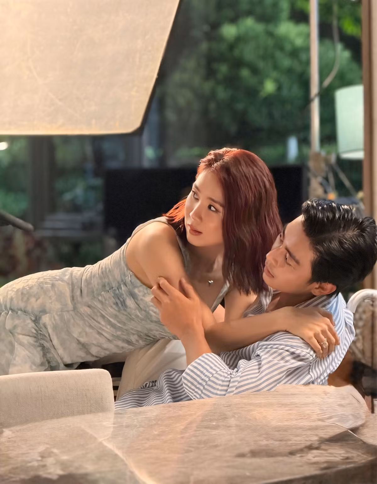 Trong một phân cảnh, cô tung hứng với bạn diễn bằng câu nói: “Bận công chuyện hay bận đồ? Không bận cả hai được không?”, nhanh chóng gây chú ý trên mạng xã hội.