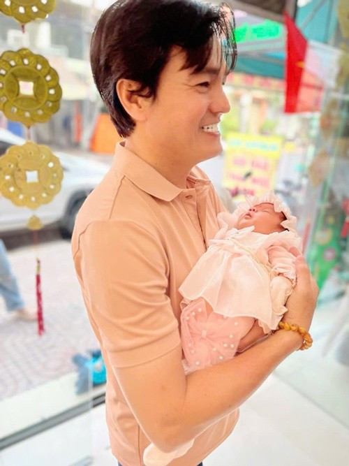 Ở cột mốc đầu đời, bé Dâu Tây gây thiện cảm với vẻ ngoài bụ bẫm, gương mặt tròn trịa, được nhận xét là thừa hưởng nhiều nét đẹp từ cả bố lẫn mẹ.