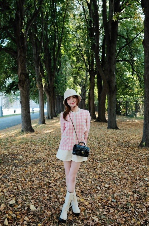 Sự linh hoạt trong cách ăn mặc giúp hình ảnh đời thường của nữ ca sĩ trở nên gần gũi, không quá cầu kỳ nhưng vẫn đủ nổi bật để thu hút sự chú ý của người hâm mộ.