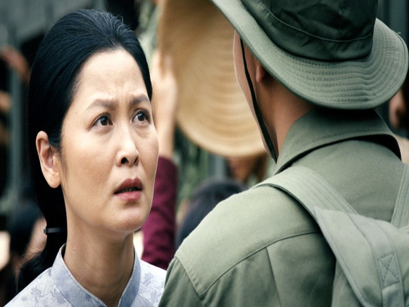 Trong phim Mưa đỏ đang ra rạp, diễn viên Đinh Thị Thúy Hà vào vai Thứ trưởng Bộ Ngoại giao - mẹ chiến sĩ Cường. Ảnh: Vietnamnet.