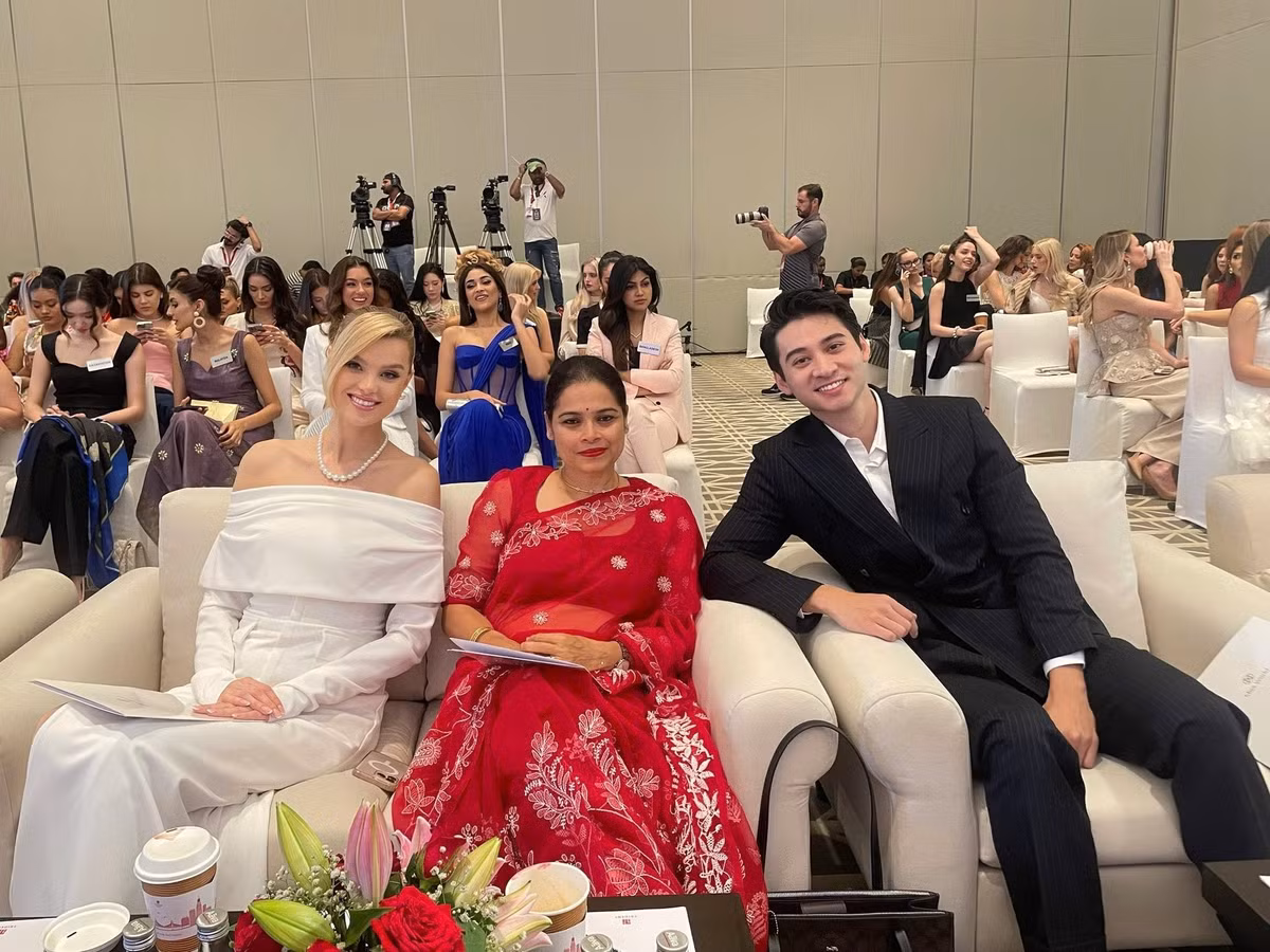 Tuấn Ngọc chia sẻ: “Cảm ơn sự tin tưởng của ban tổ chức đã trao cho tôi cơ hội này. Tôi dành thời gian tìm hiểu kỹ về format cũng như thí sinh và dự án của họ. Ngồi lắng nghe những phần trình bày, tôi thật sự cảm phục sự tài năng và tâm huyết của các cô gái” . Ảnh: FB Tuấn Ngọc.