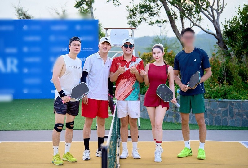 Theo Saostar, Quỳnh Nga lên tiếng: "Tôi đi rủ 4, 5 anh em đi khám tổng quát mà thành khám thai thì cũng là tấu hài ghê. Tối về còn đi đánh pickleball ầm ầm". Ảnh: FB Quỳnh Nga.
