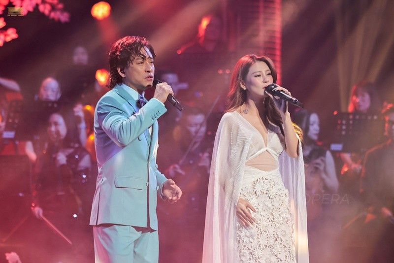 Gần đây, ca sĩ Tuấn Hưng và Bùi Lan Hương song ca bài hát Vẫn nhớ trong một chương trình nghệ thuật. Một số khán giả nhận xét những nốt cao của Tuấn Hưng chưa trọn vẹn như thường thấy. Ảnh: Tiền Phong.