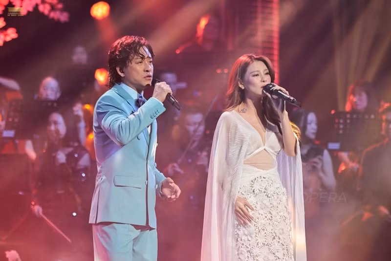 Gần đây, ca sĩ Tuấn Hưng và Bùi Lan Hương song ca bài hát Vẫn nhớ trong một chương trình nghệ thuật. Một số khán giả nhận xét những nốt cao của Tuấn Hưng chưa trọn vẹn như thường thấy. Ảnh: Tiền Phong.