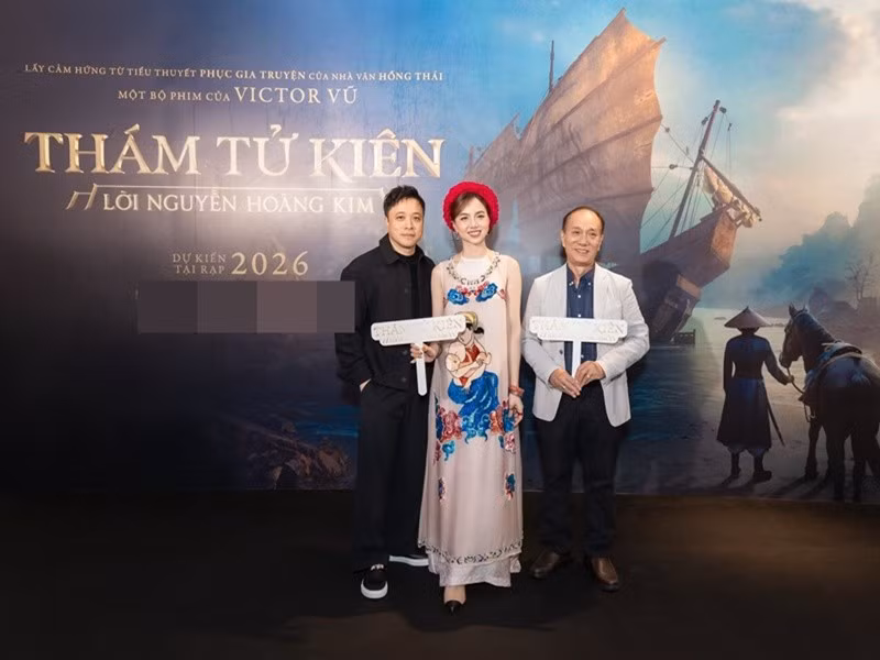 Đinh Ngọc Diệp - vợ Victor Vũ gửi lời cảm ơn đến bố ruột. “Chúng con xin cảm ơn bố Hồng Thái vì quyển sách tuyệt vời, tạo cảm hứng cho anh Victor viết nên hành trình mới cho Thám tử Kiên”, Đinh Ngọc Diệp viết trên trang cá nhân. Ảnh: FB Đinh Ngọc Diệp.