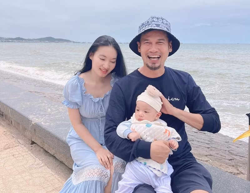 Tháng 5/2025, Tiết Cương và Ngọc Thưởng chào đón con trai đầu lòng gia nhập tổ ấm. Nam diễn viên đặt tên thân mật cho quý tử là Nghé. Ảnh: FB Tiết Cương.