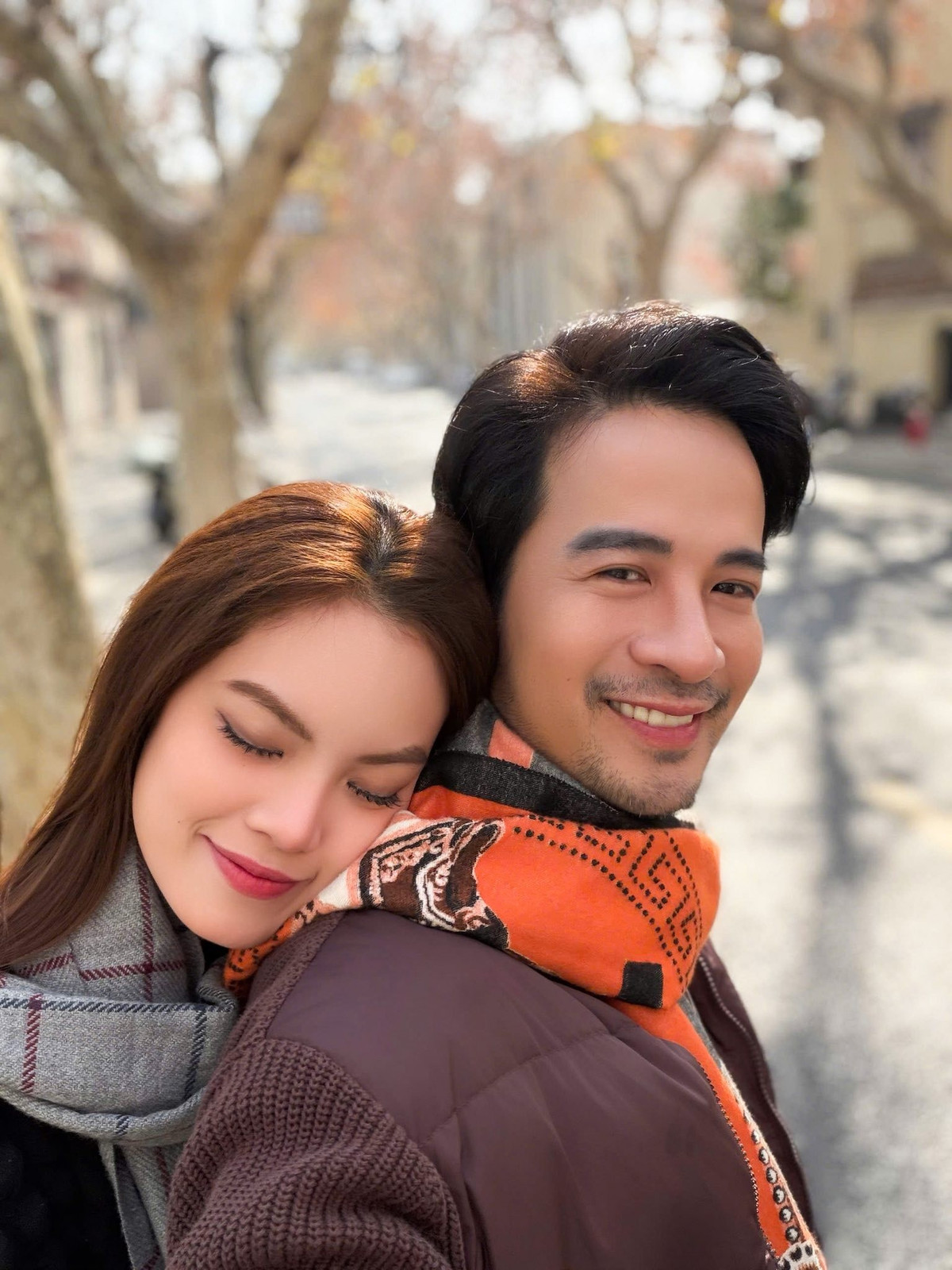 Sau lễ cưới, Đoàn Minh Tài và Sunny Đan Ngọc tận hưởng tuần trăng mật tại Thượng Hải (Trung Quốc). Chia sẻ khoảnh khắc trong chuyến đi, nam diễn viên hài hước viết: “Đi cà phê gặp cô gái này xin tựa bờ vai để… ngủ”. Ảnh: FB Đoàn Minh Tài.